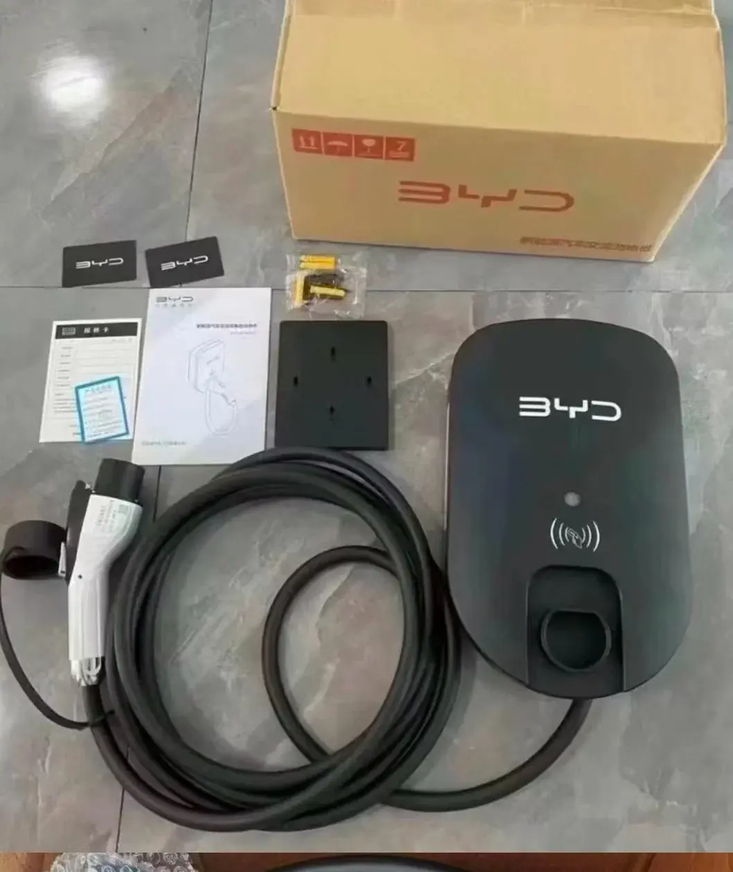 Chargeur mural BYD avec câble et accessoires
